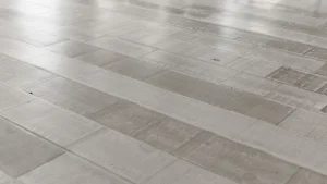 Detalle de lamas de pavimento imitación madera desgastada en tonos grises claros, una gran opción al buscar el mejor suelo vinílico para cocina o porcelánico.